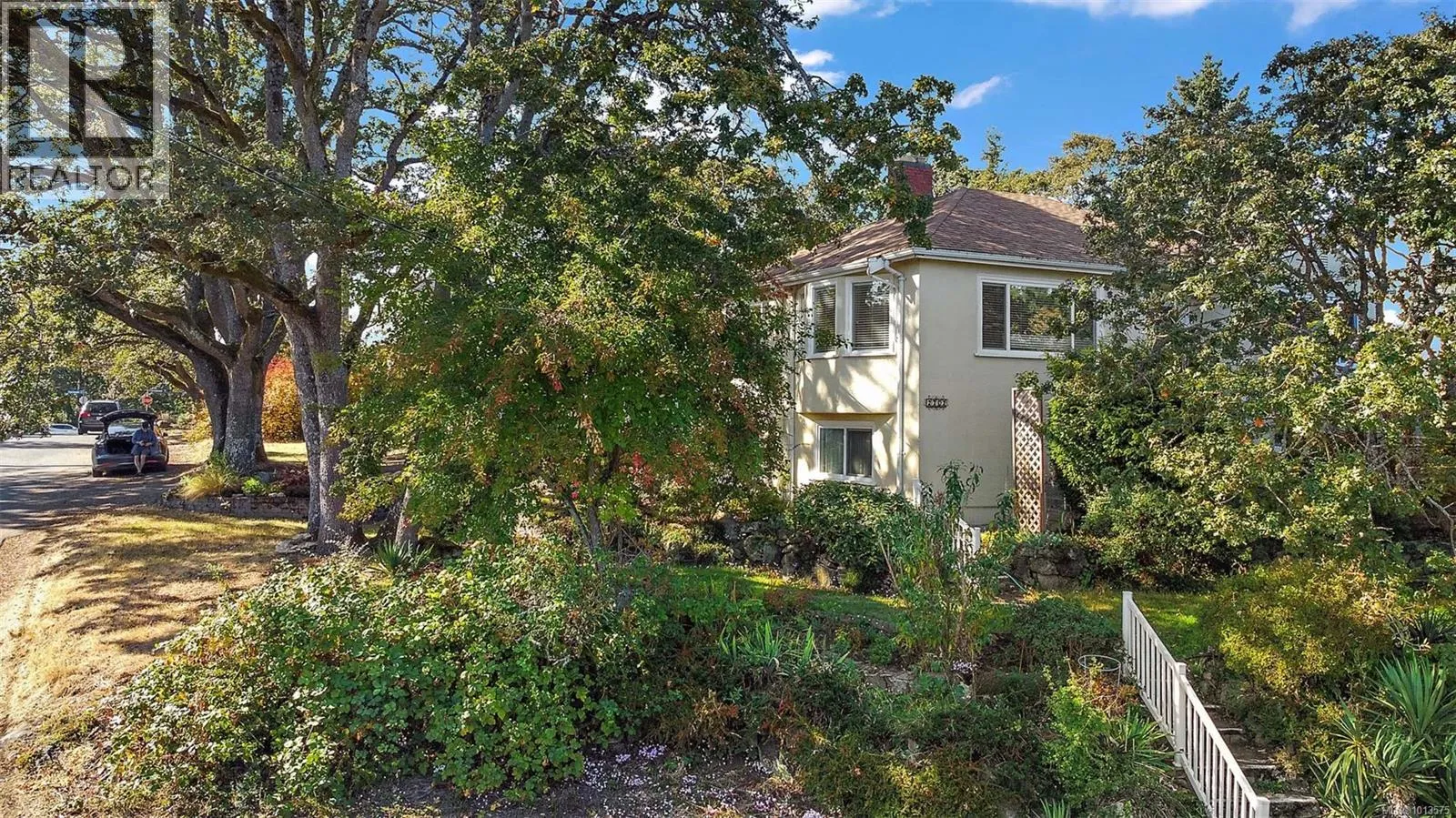 House for rent: 2702 Roseberry Ave, Victoria, British Columbia V8R 3T9