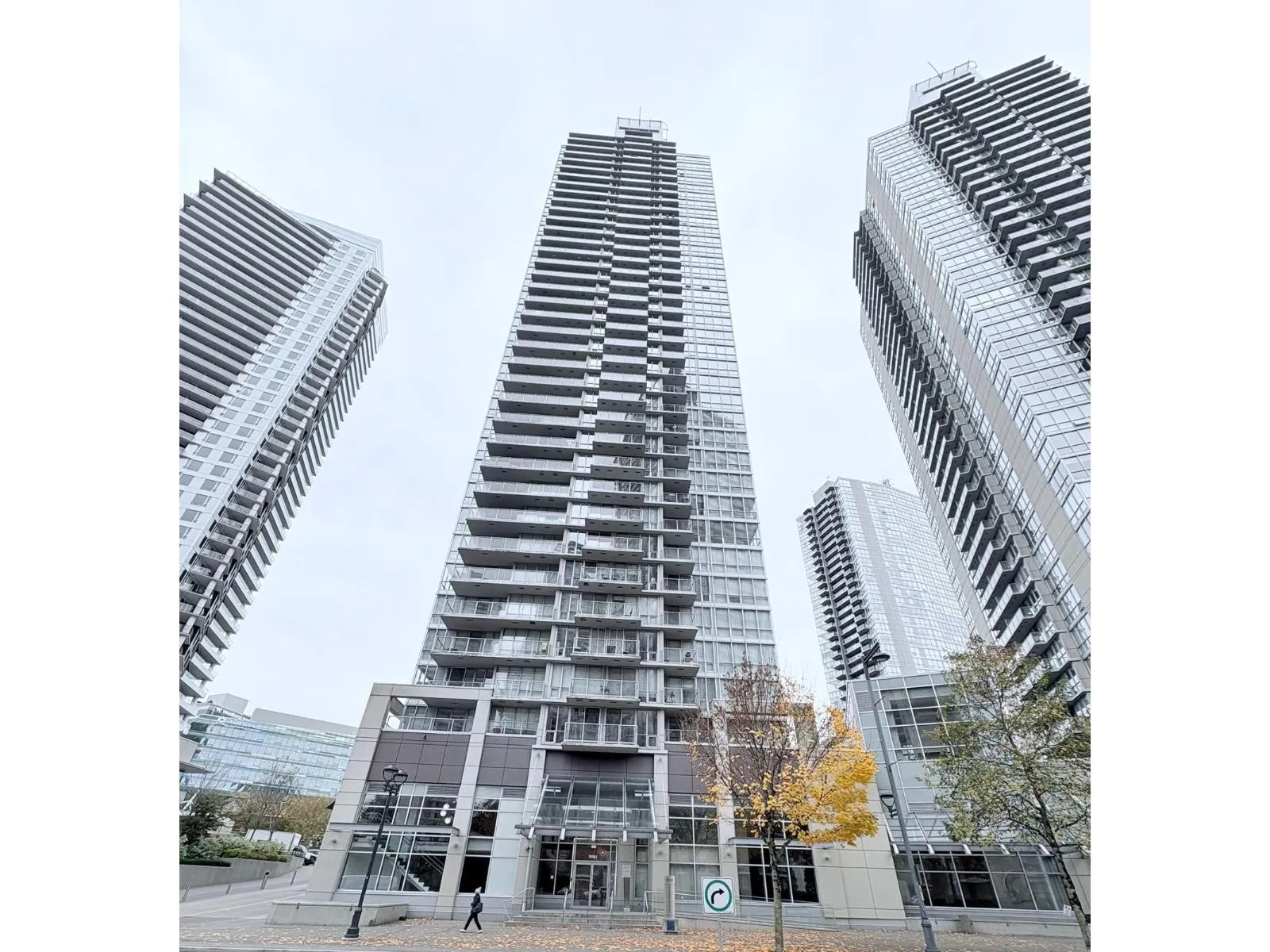 Apartment for rent: 2704 9981 Whalley Boulevard, Surrey, British Columbia V3T 0G6