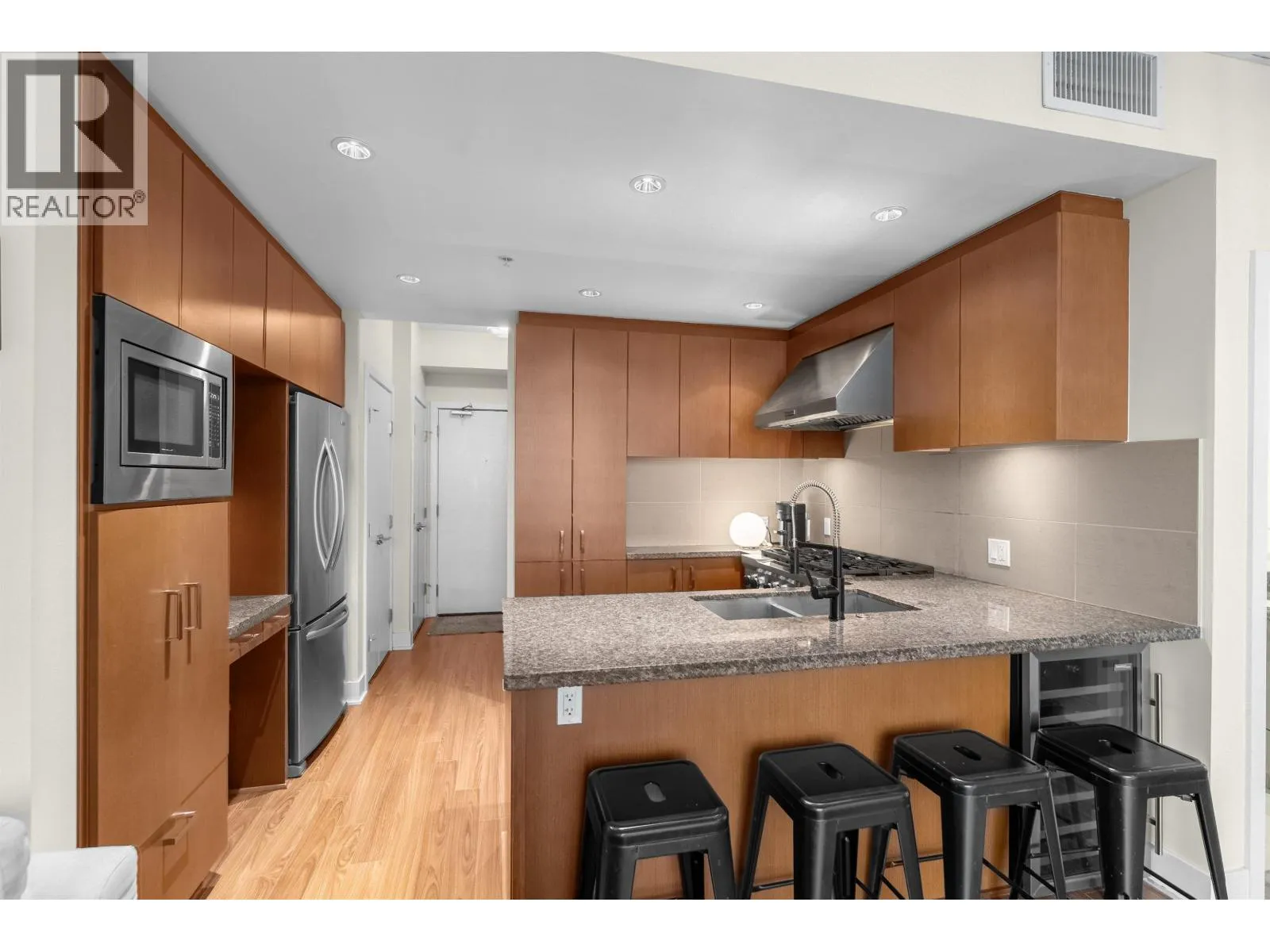 Apartment for rent: 2705 3008 Glen Drive, Coquitlam, British Columbia V3B 0J5