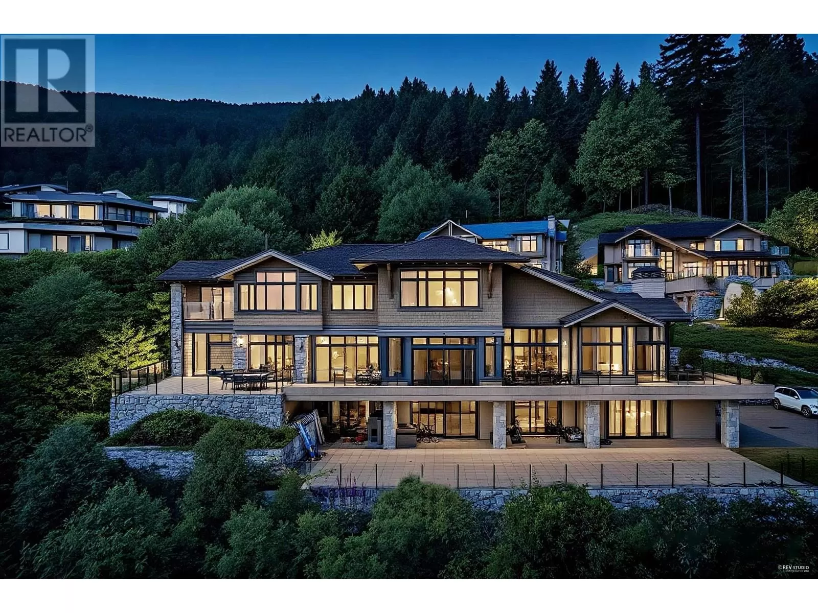 House for rent: 2705 Highview Place, West Vancouver, British Columbia V7S 0A4