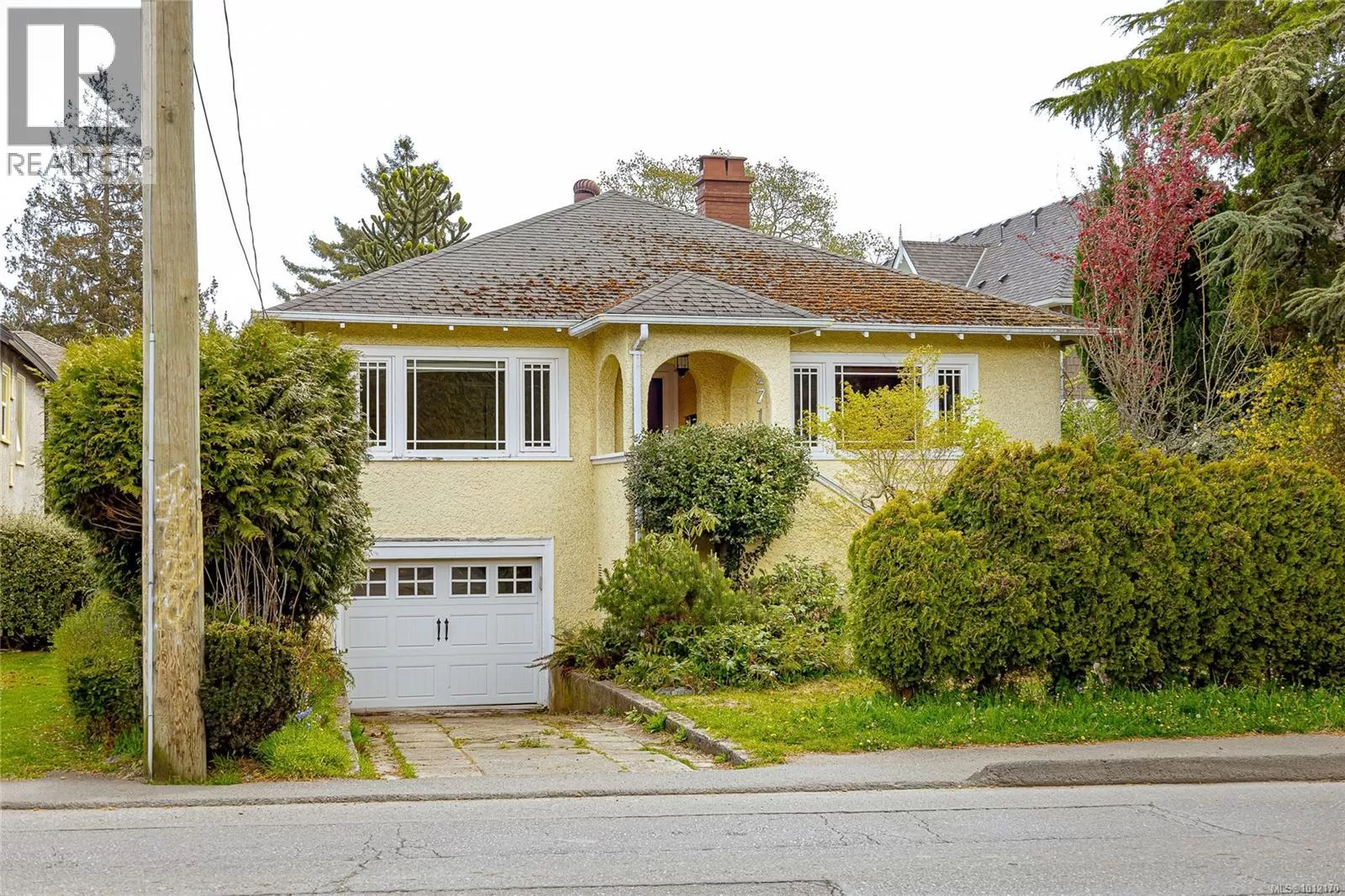 House for rent: 2719 Richmond Rd, Saanich, British Columbia V8R 4T2