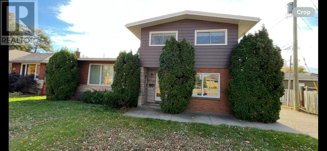 2724 Park Row, Thunder Bay, Ontario P7C 1N5