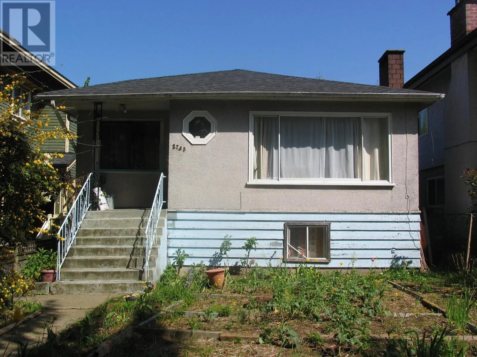 House for rent: 2733 E 28th Avenue, Vancouver, British Columbia V5R 1S1