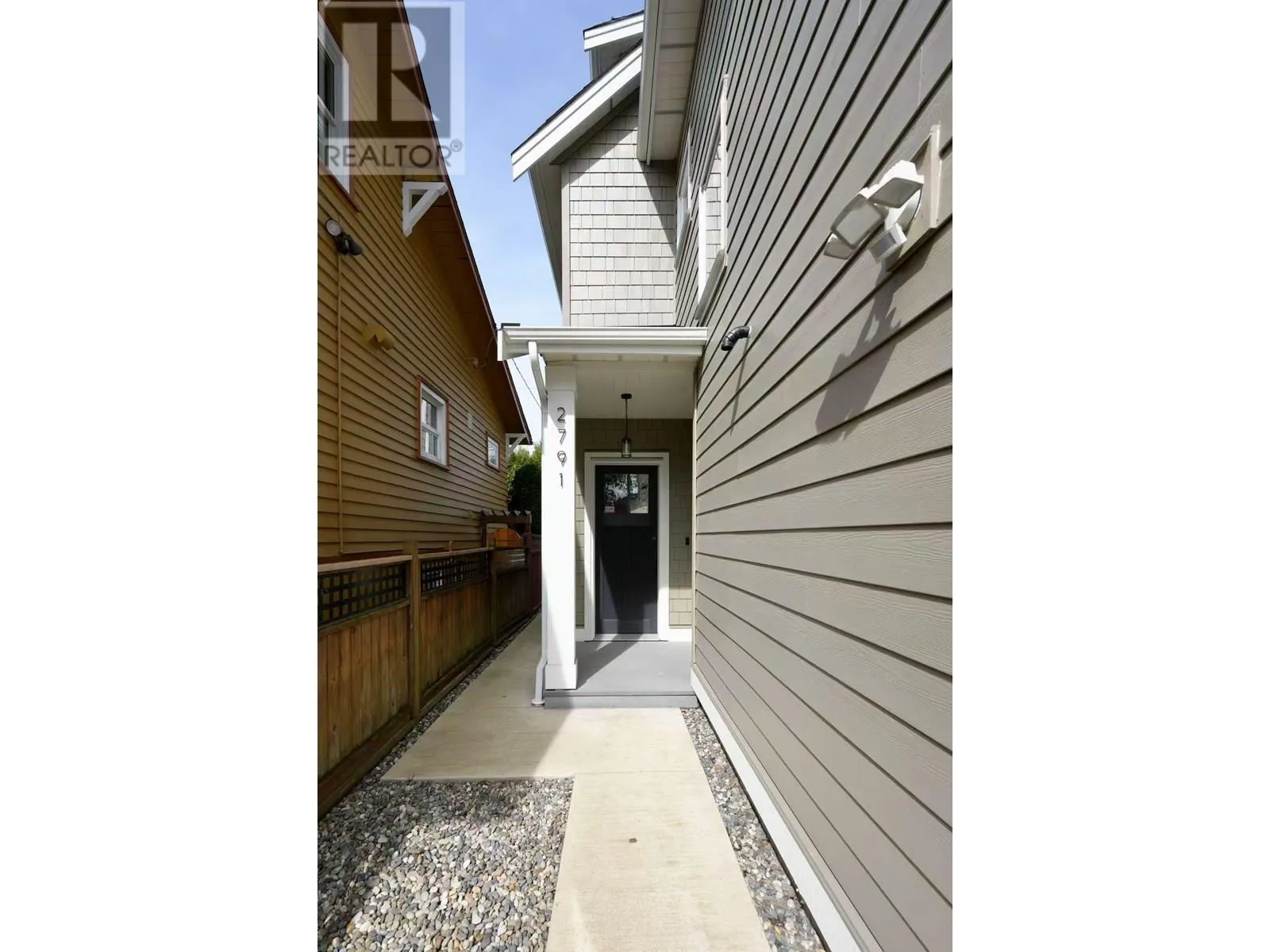 Duplex for rent: 2791 E 1st Avenue, Vancouver, British Columbia V5M 1A6