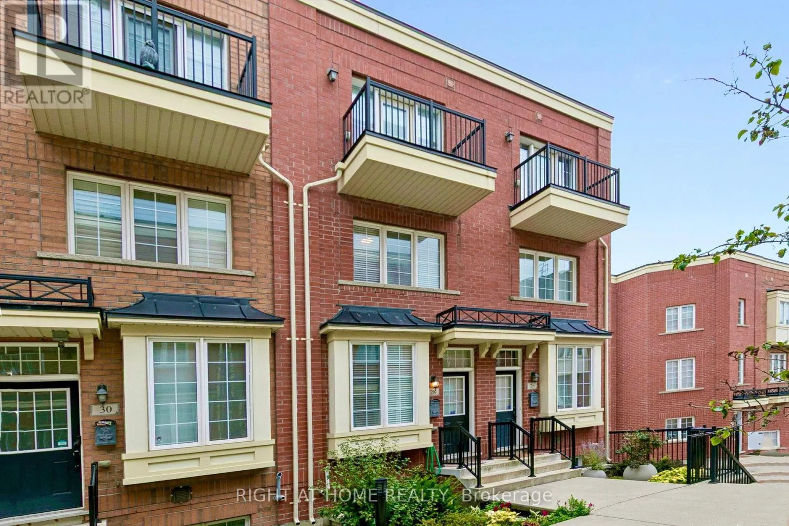 Row / Townhouse for rent: 28 Raffeix Lane, Toronto, Ontario M5A 0G5