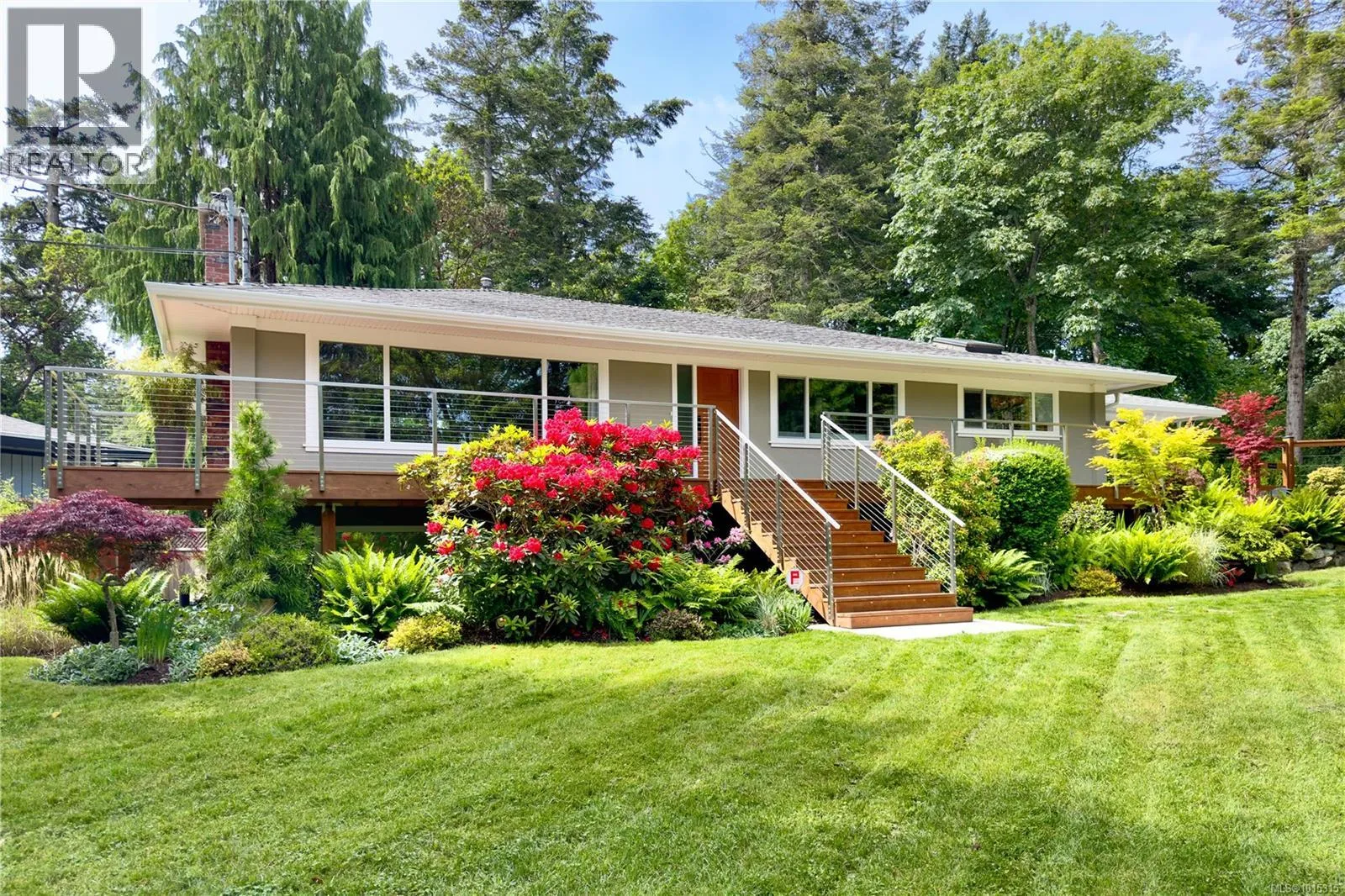 House for rent: 2879 Phyllis St, Saanich, British Columbia V8N 1Y8