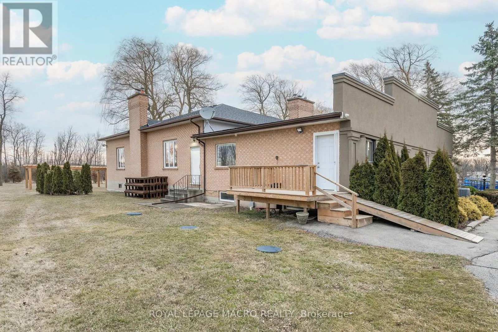 288 Kemp Road W, Grimsby, Ontario L3M 4E7