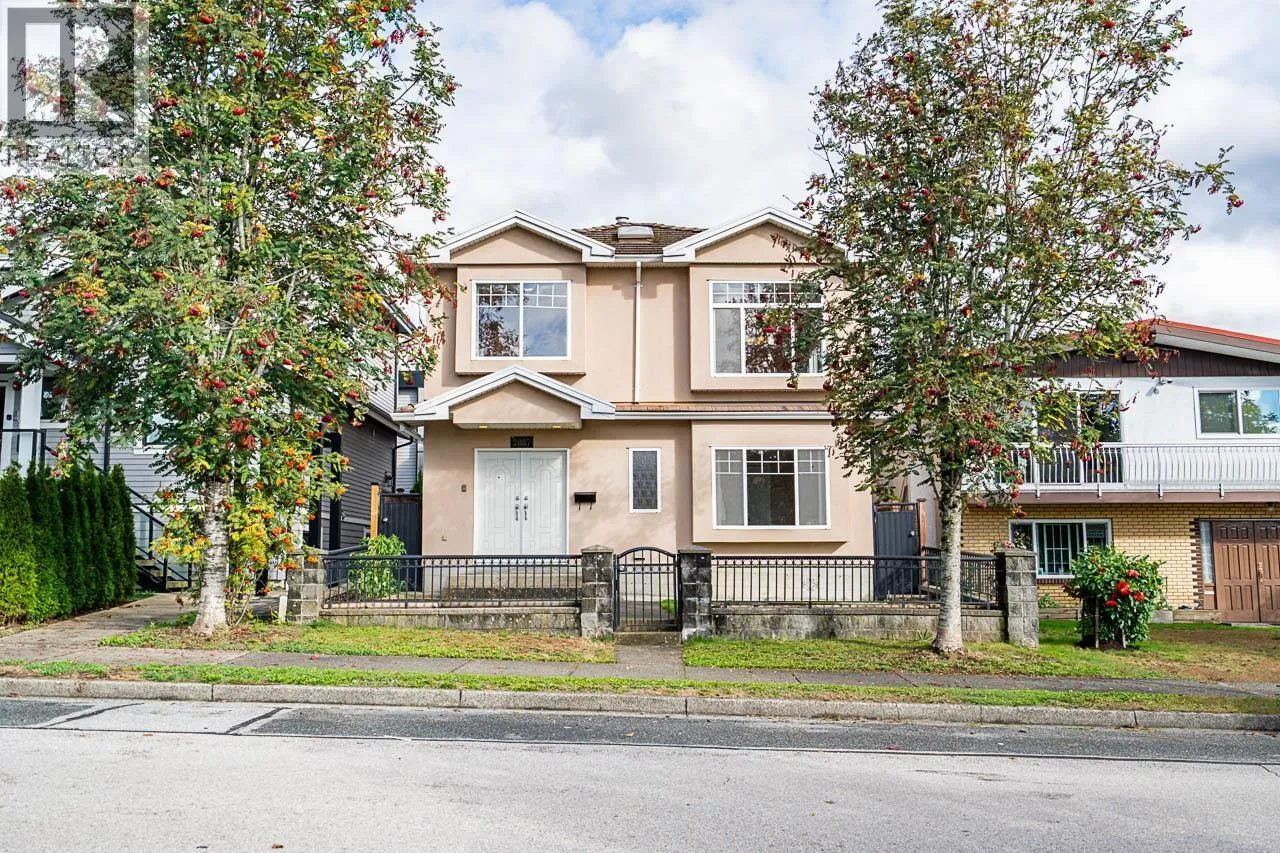 House for rent: 2887 E Georgia Street, Vancouver, British Columbia V5K 2K3