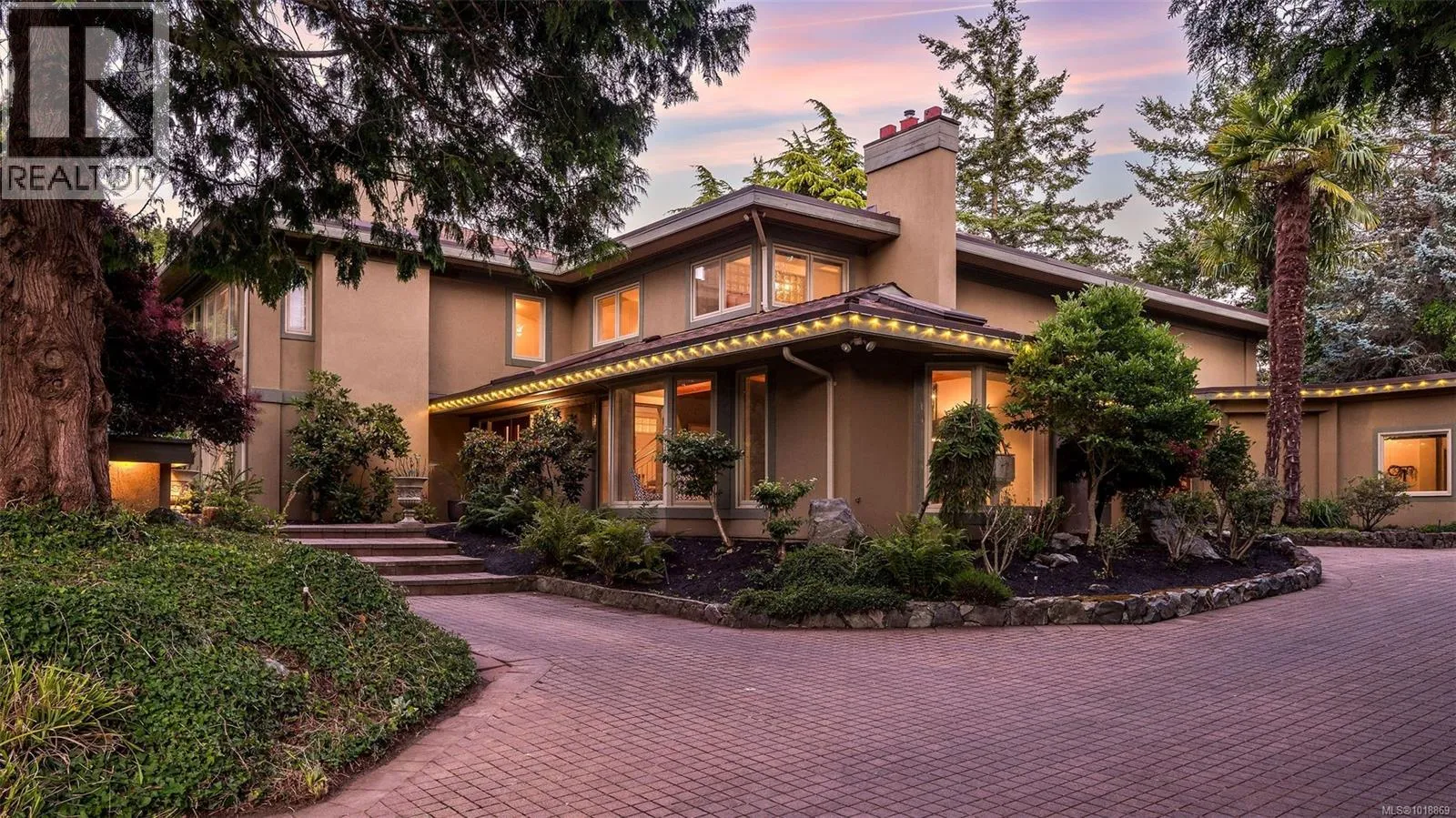 House for rent: 2895 Lansdowne Rd, Oak Bay, British Columbia V8R 3P8