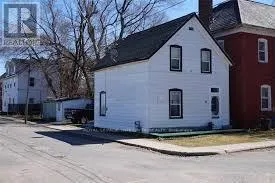 House for rent: 29 Robinson Avenue, Smiths Falls, Ontario K7A 1K3
