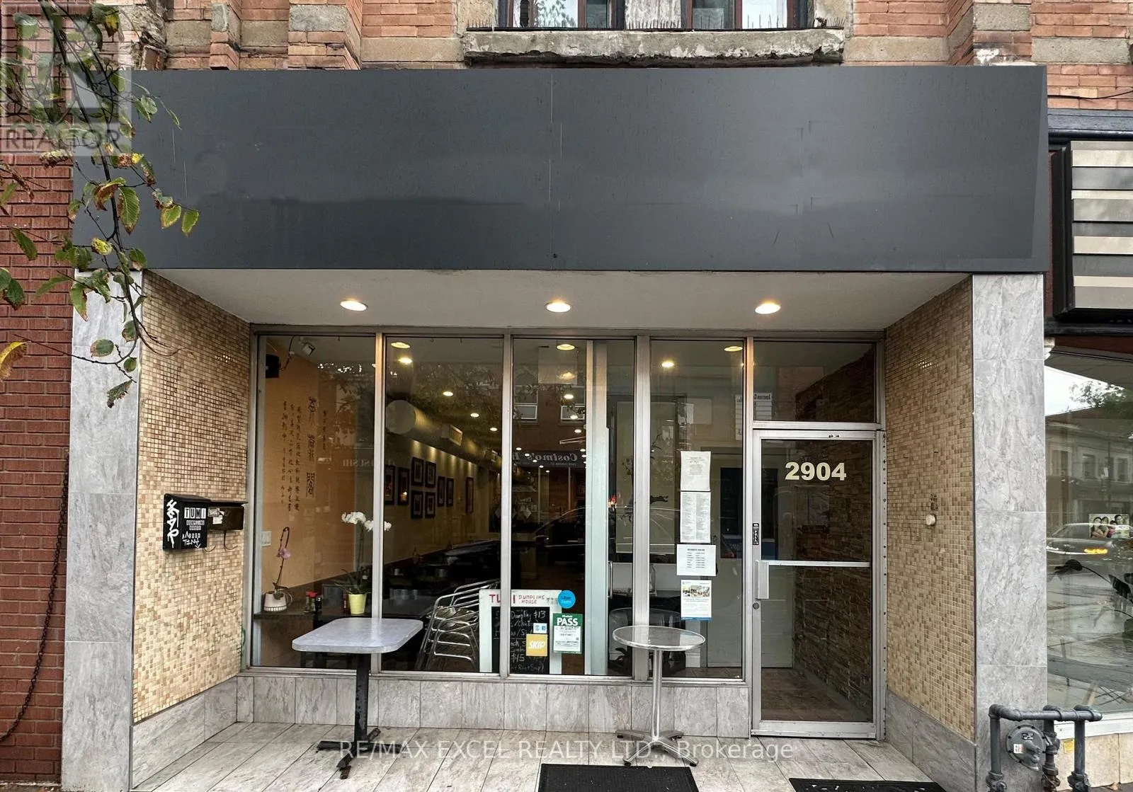 2904 Dundas Street W, Toronto, Ontario M6P 1Y8