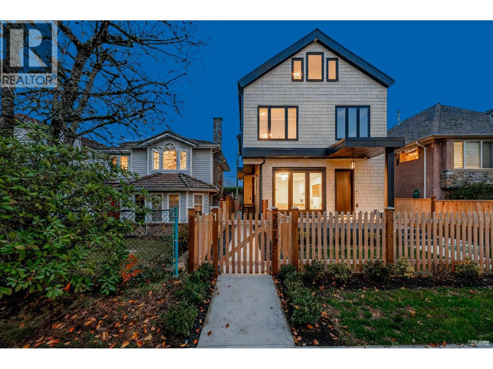 Duplex for rent: 2917 Charles Street, Vancouver, British Columbia V5K 3B1