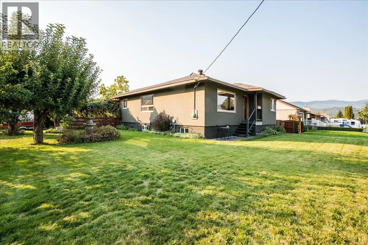 House for rent: 295 9th Avenue, Montrose, British Columbia V0G 1P0