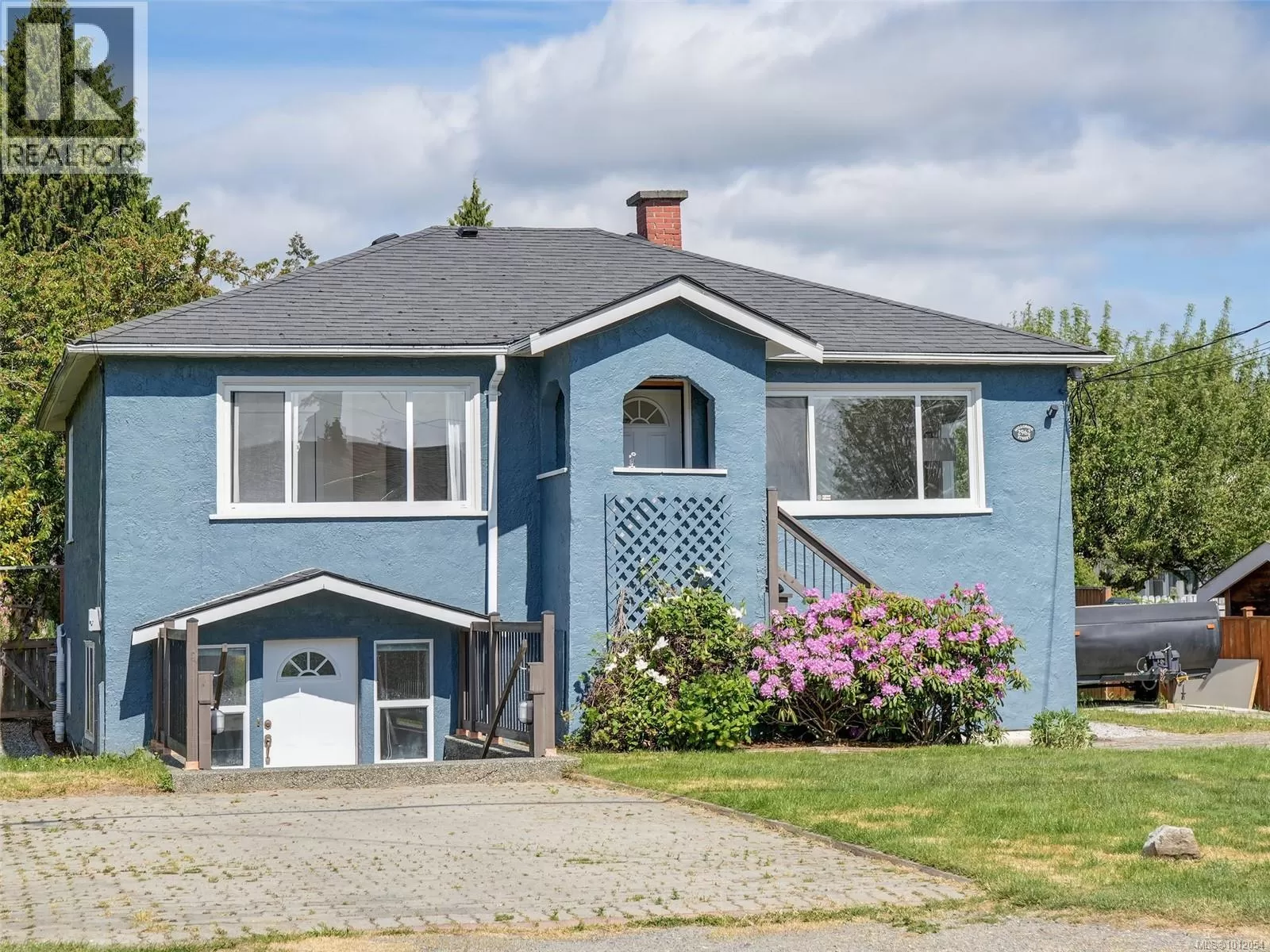 House for rent: 2962 Millgrove St, Saanich, British Columbia V9A 1X3