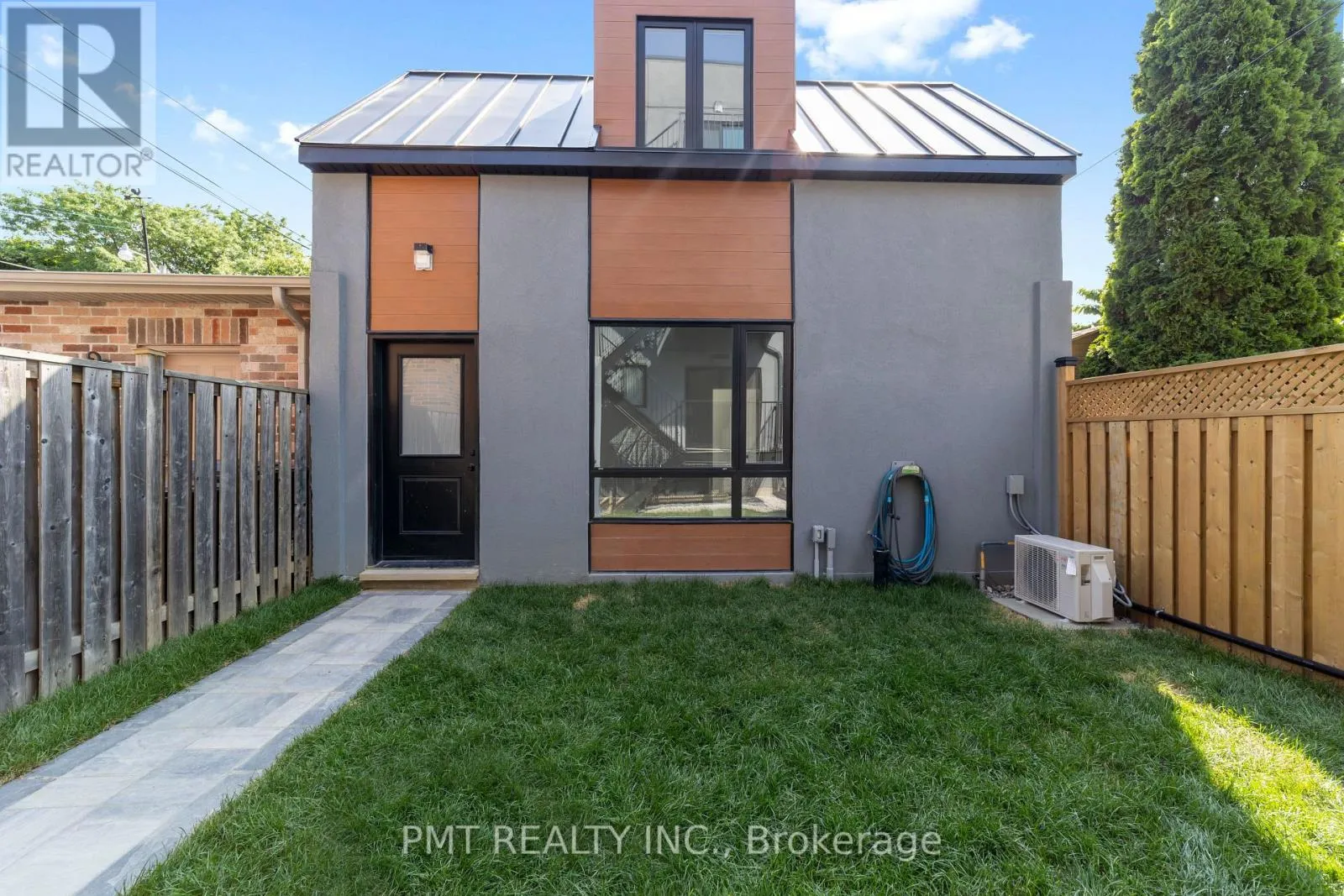 Other for rent: 2fl - 531 Delaware Avenue N, Toronto, Ontario M6H 2V3