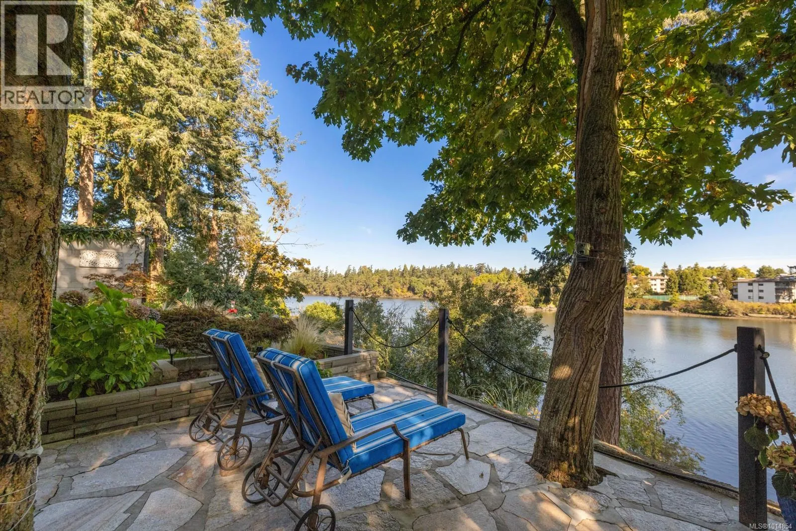 Duplex for rent: 3 1004 Decosta Pl, Esquimalt, British Columbia V9A 6Y3