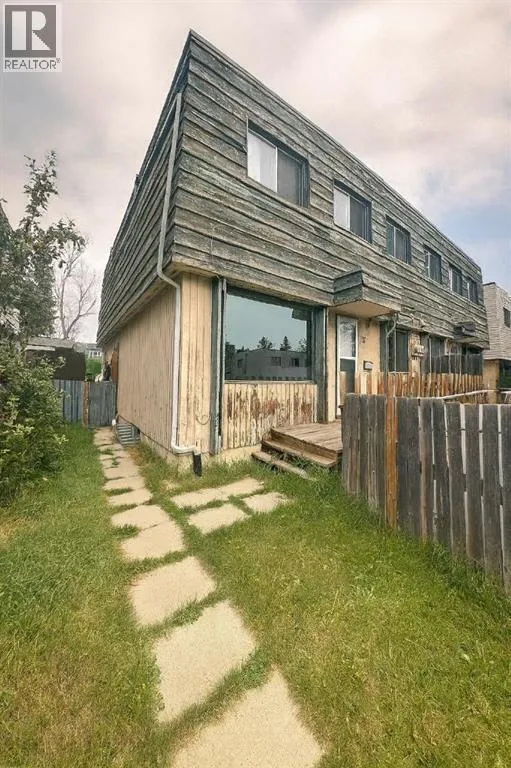 Row / Townhouse for rent: 3, 11 Blackthorn Bay Ne, Calgary, Alberta T2K 5L4