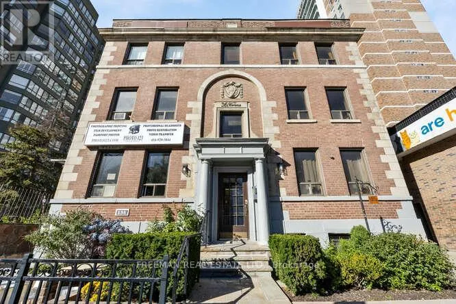 Apartment for rent: 3 - 134 Carlton Street, Toronto, Ontario M5A 2K1