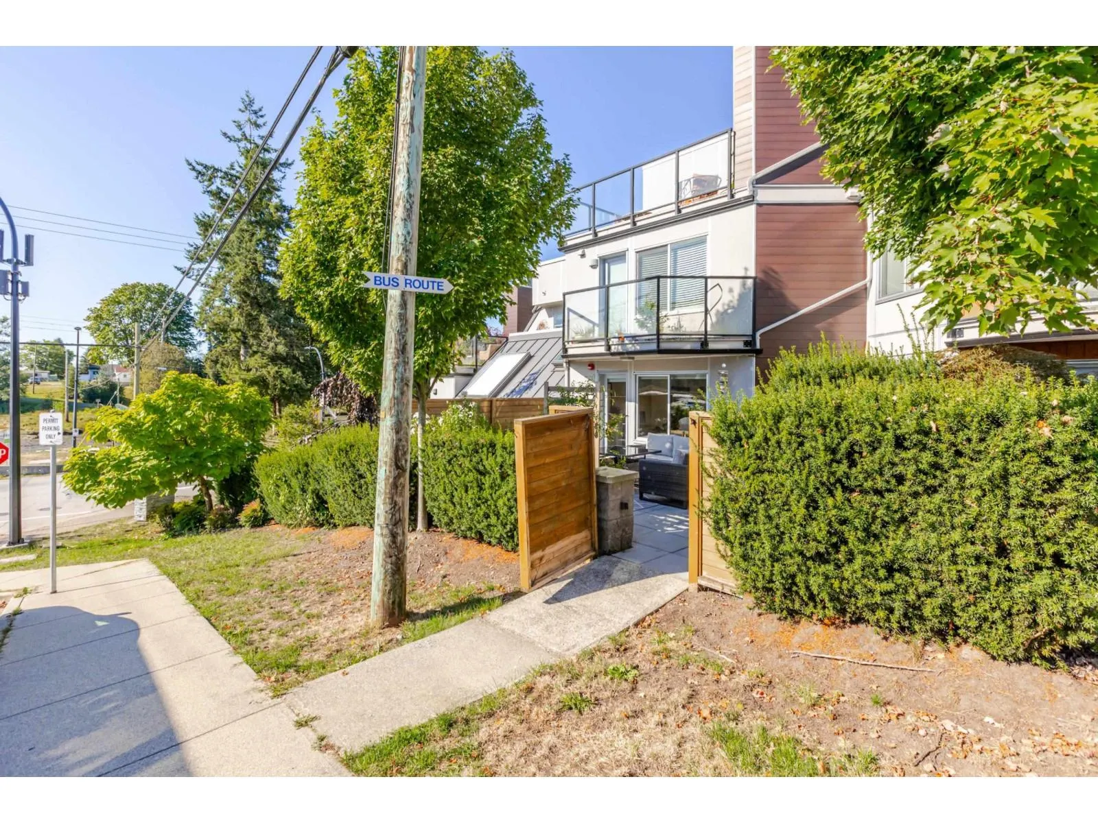 Apartment for rent: 3 15989 Marine Drive, White Rock, British Columbia V4B 1G1