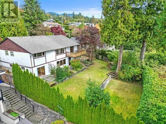 3 1880 Palmerston Avenue, West Vancouver, British Columbia V7V 2V5