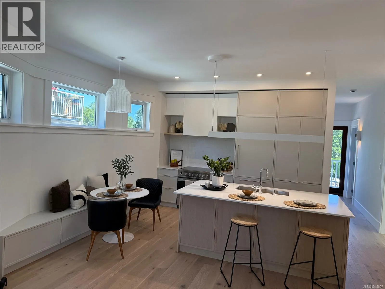 Row / Townhouse for rent: 3 1915 Fernwood Rd, Victoria, British Columbia V8T 2Y6