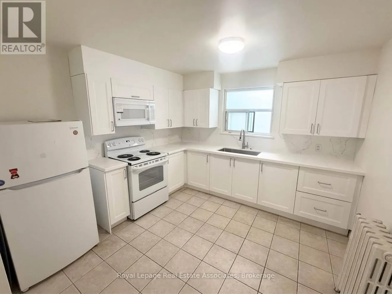 Other for rent: 3 - 237 Lakeshore Road E, Mississauga, Ontario L5G 1G8