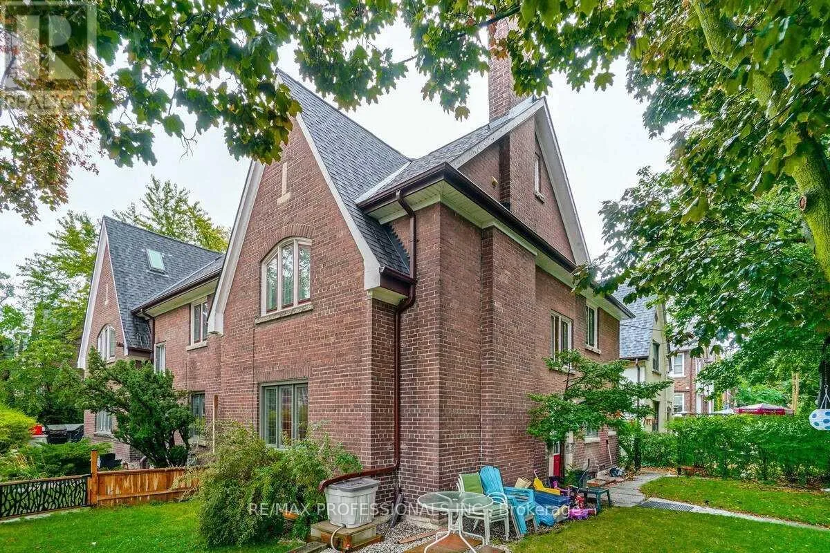 Other for rent: 3 - 26 Castleview Avenue, Toronto, Ontario M5R 1Y9