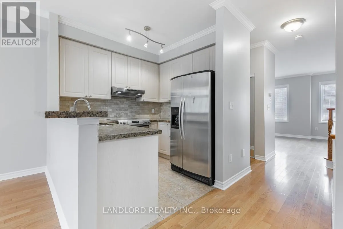 Row / Townhouse for rent: 3 - 3071 Treadwells Drive, Mississauga, Ontario L4X 1L5