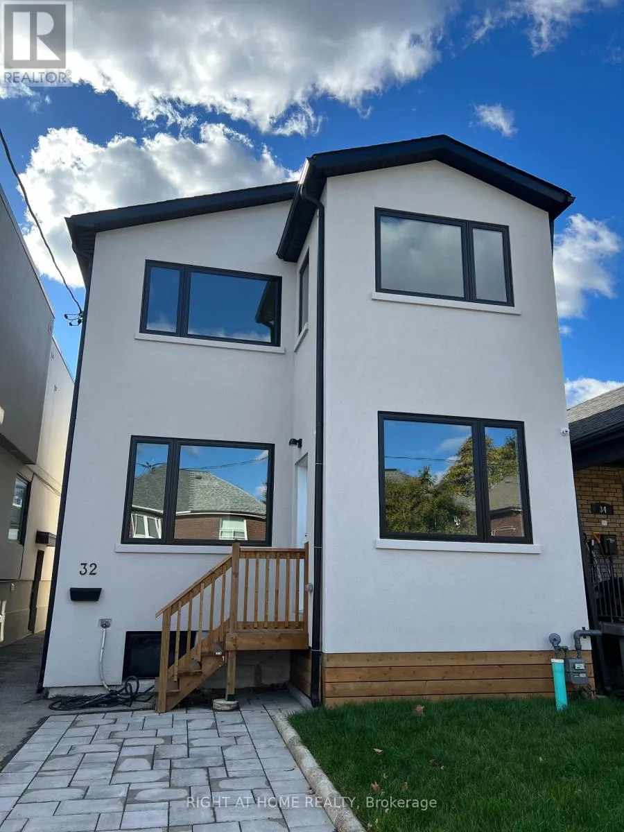 House for rent: 3 - 32 Cadorna Avenue, Toronto, Ontario M4J 3W8