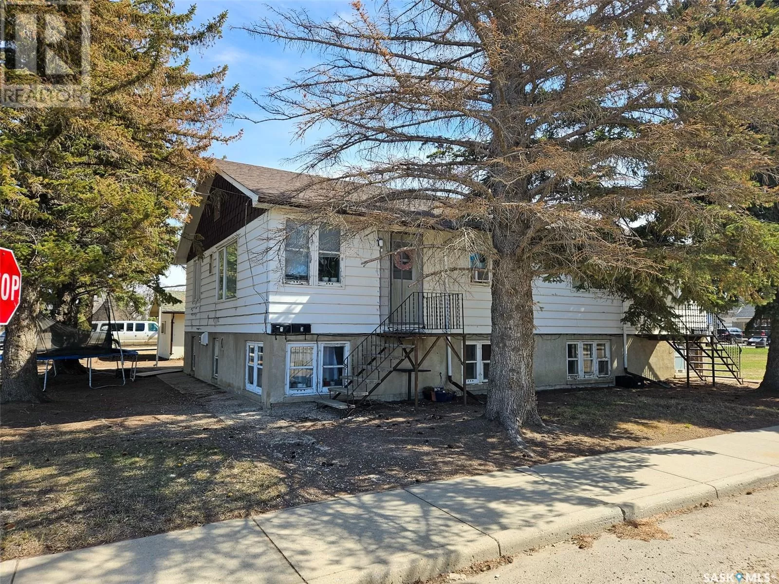 Fourplex for rent: 3 4th Avenue Se, Swift Current, Saskatchewan S9H 3L1
