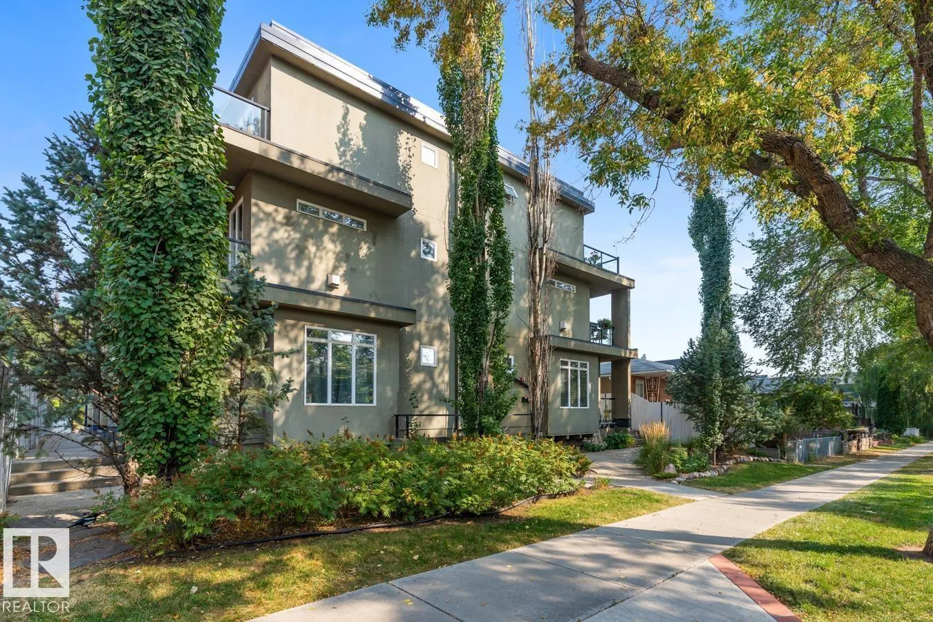 Row / Townhouse for rent: #3 9856 83 Av Nw, Edmonton, Alberta T6E 0B5