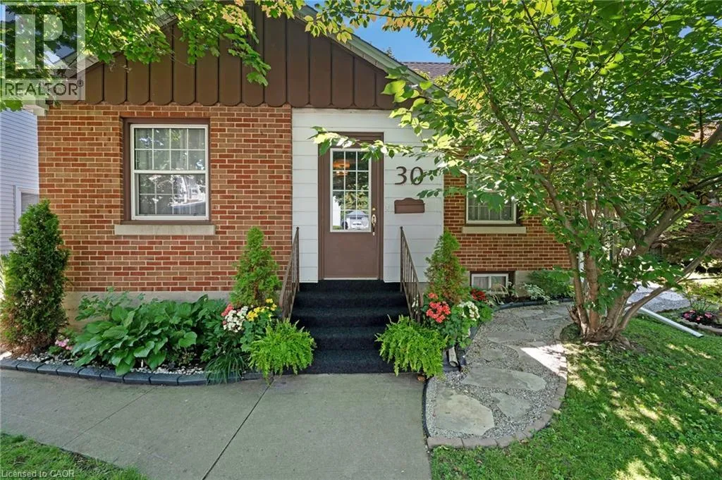 House for rent: 30 Centre Street, Cambridge, Ontario N1R 4E5