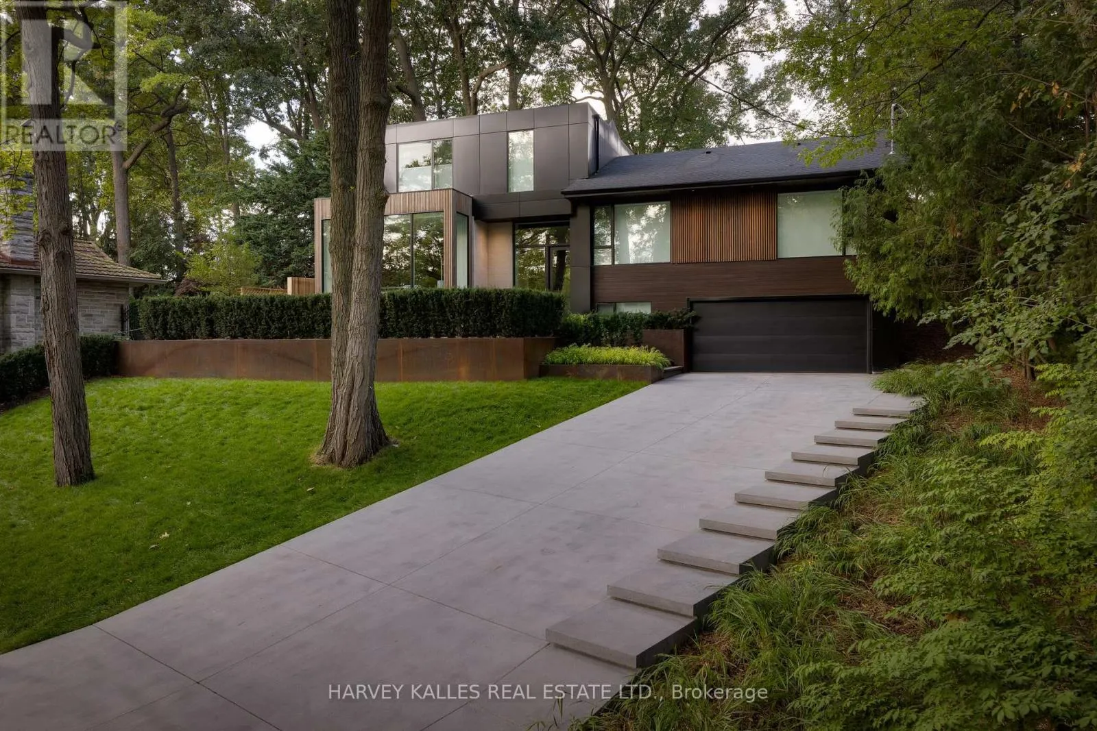 House for rent: 30 Edenbrook Hill, Toronto, Ontario M9A 3Z6