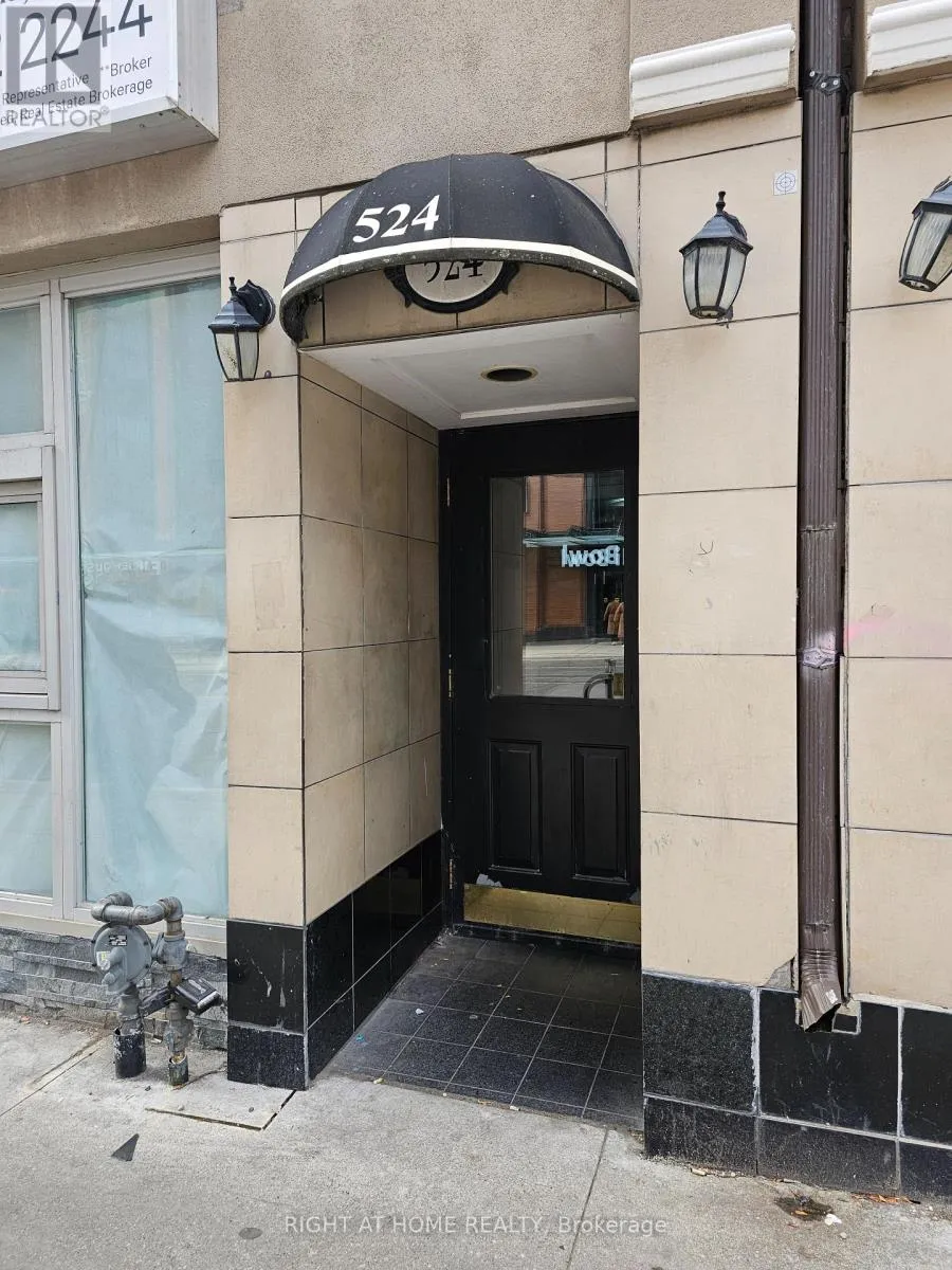 Other for rent: 300 - 524 Yonge Street, Toronto, Ontario M4Y 1X9