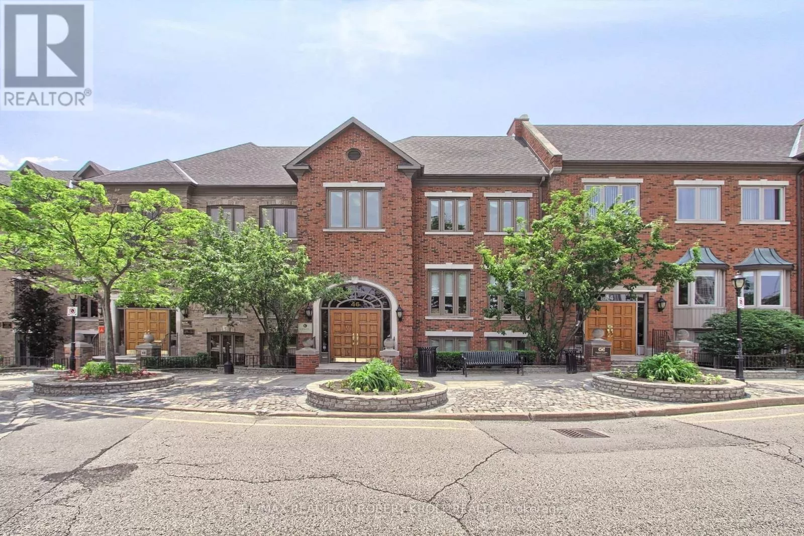 Offices for rent: 300 Half-floor - 46 Village Centre Place, Mississauga, Ontario L4Z 1V9