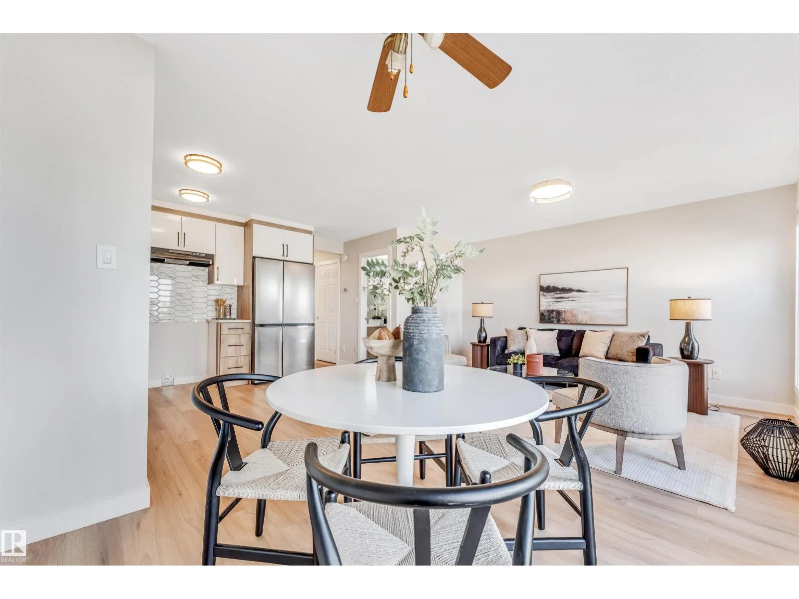 Duplex for rent: 3008 31 Av Nw, Edmonton, Alberta T6T 1W9