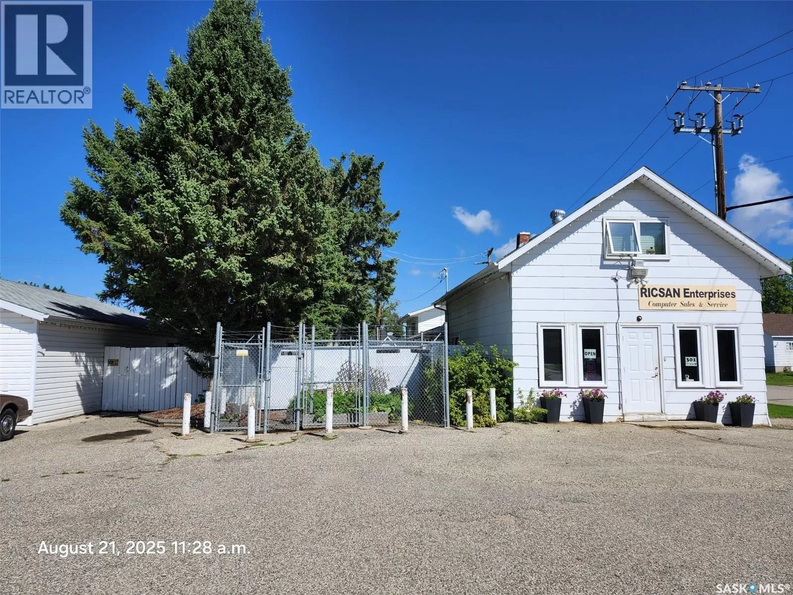 301 1 7th Avenue W, Nipawin, Saskatchewan S0E 1E0