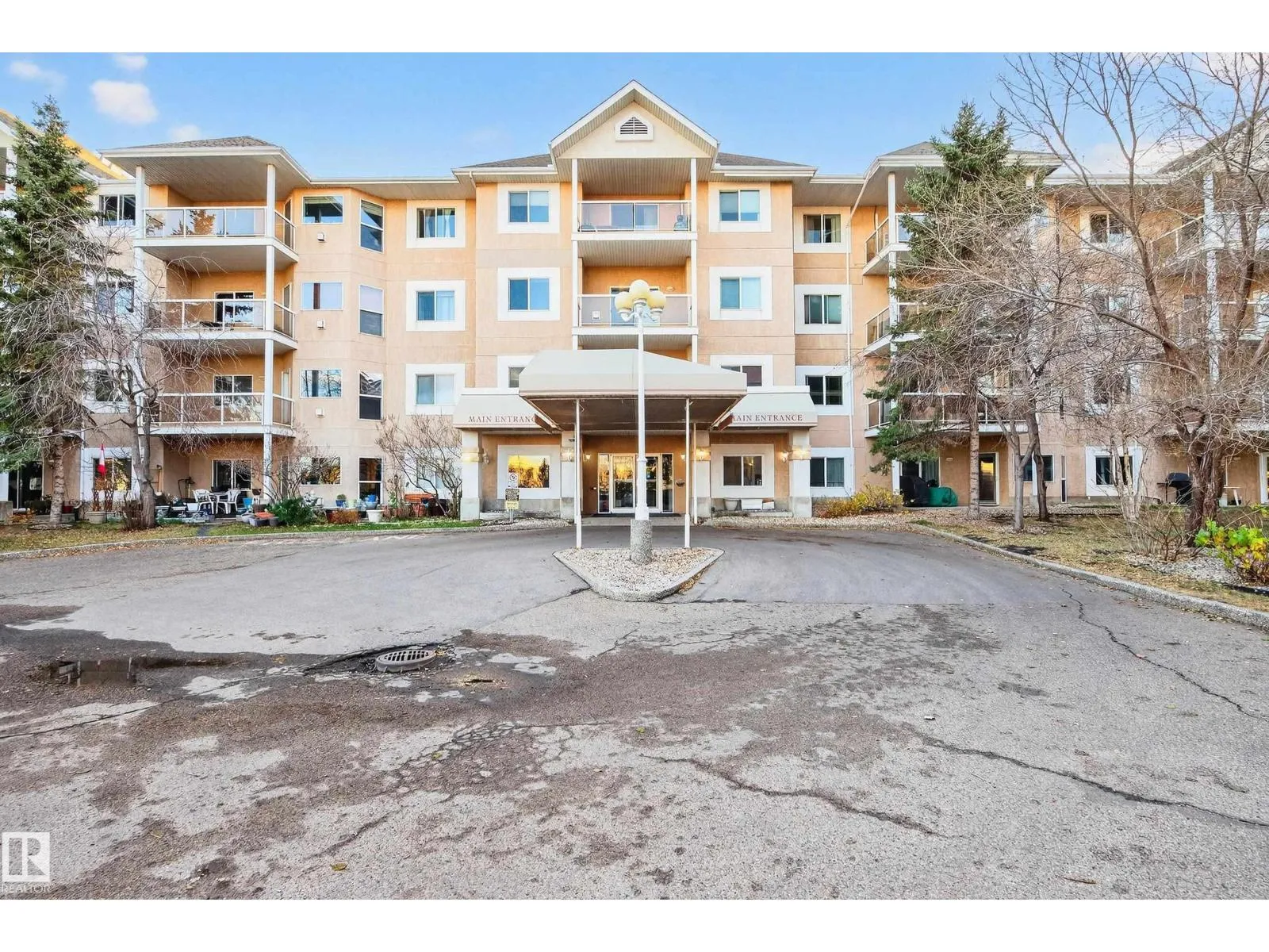 Apartment for rent: #301 10511 42 Av Nw, Edmonton, Alberta T6J 7G8