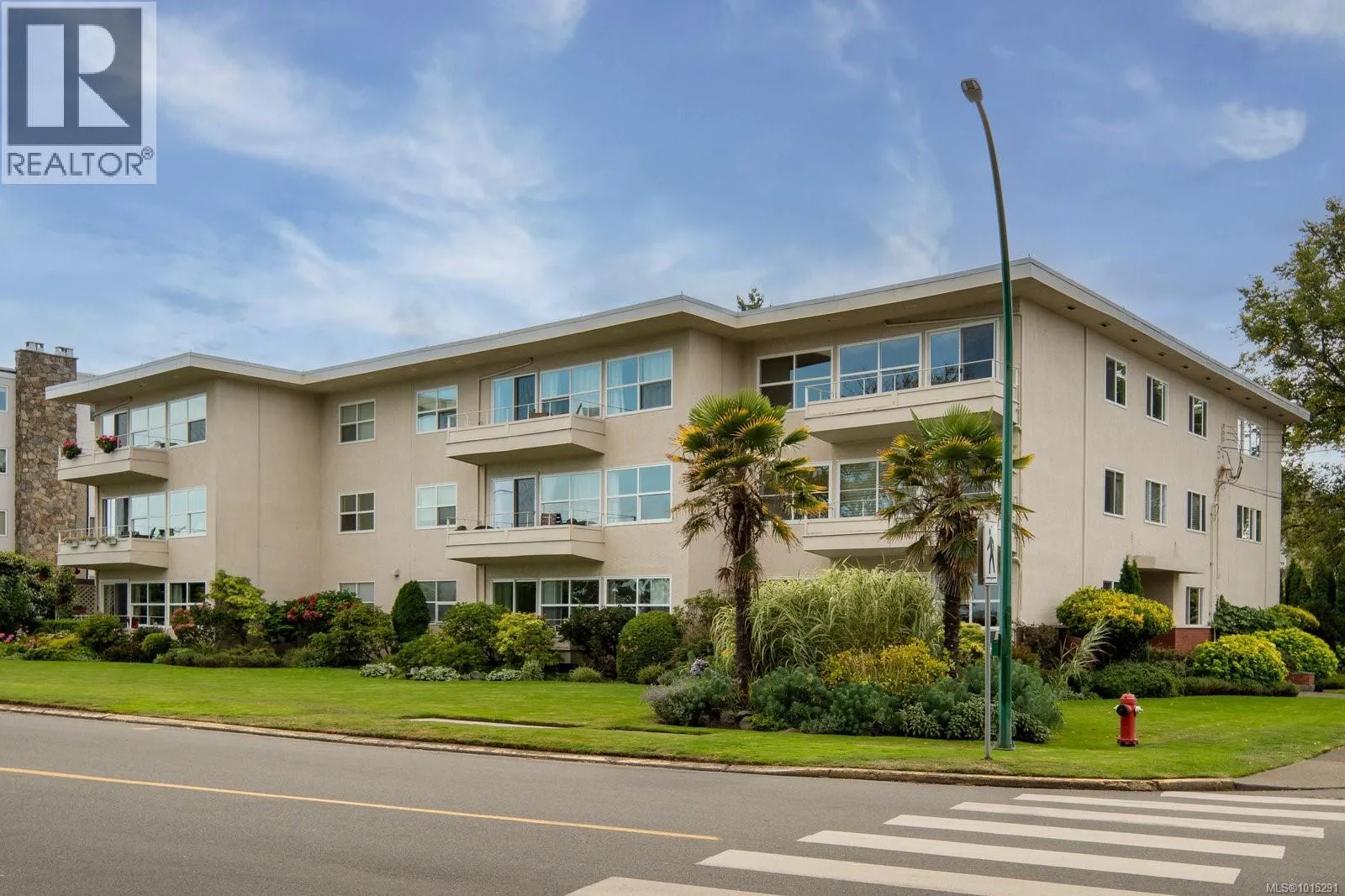 Apartment for rent: 301 1318 Beach Dr, Oak Bay, British Columbia V8S 2N5