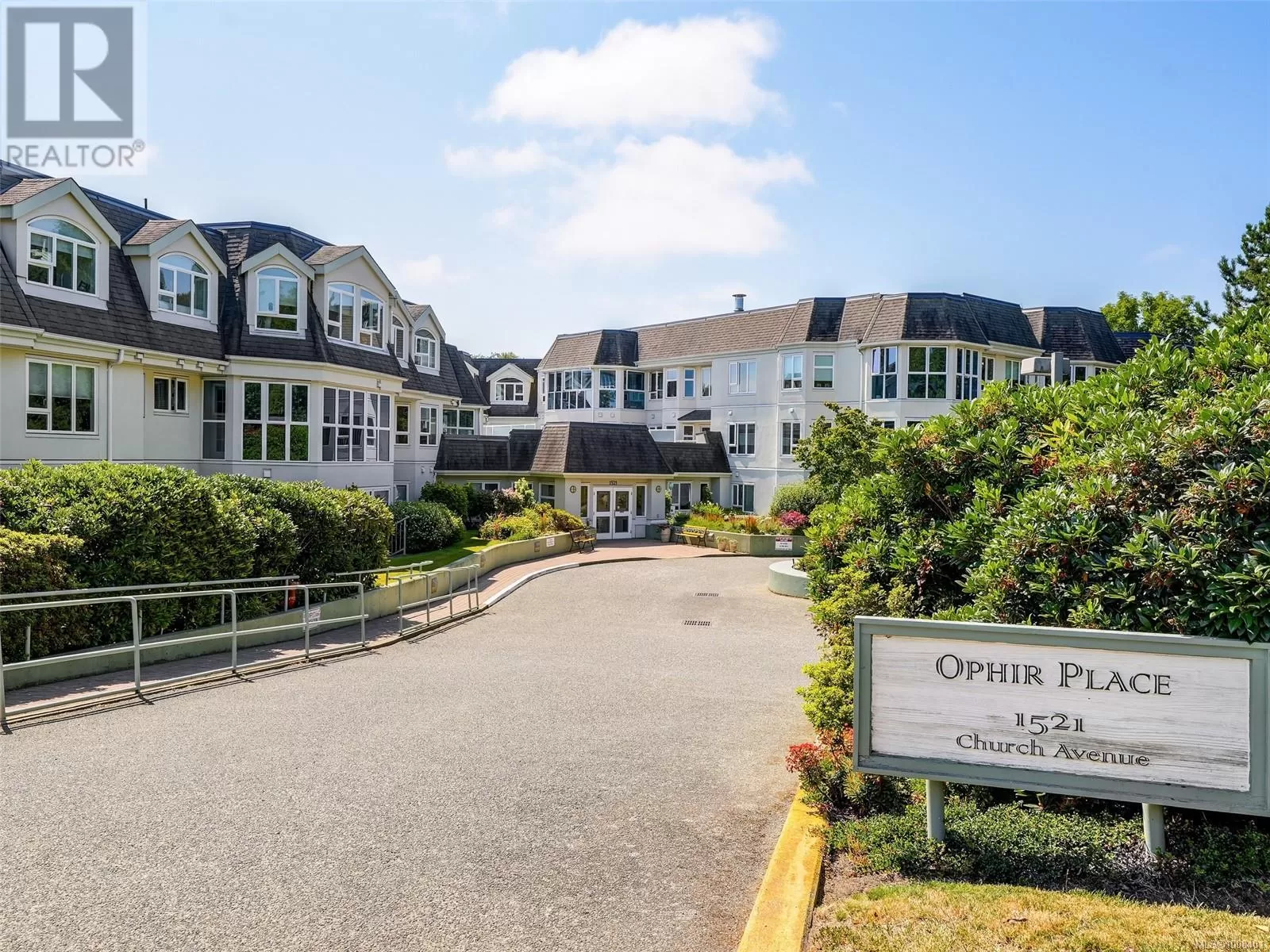 Apartment for rent: 301 1521 Church Ave, Saanich, British Columbia V8P 5T2