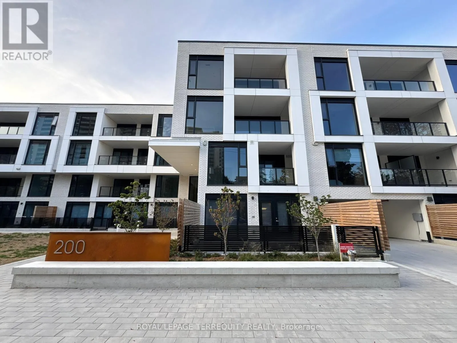 Apartment for rent: 301 - 200 Keewatin Avenue, Toronto, Ontario M4P 1Z8