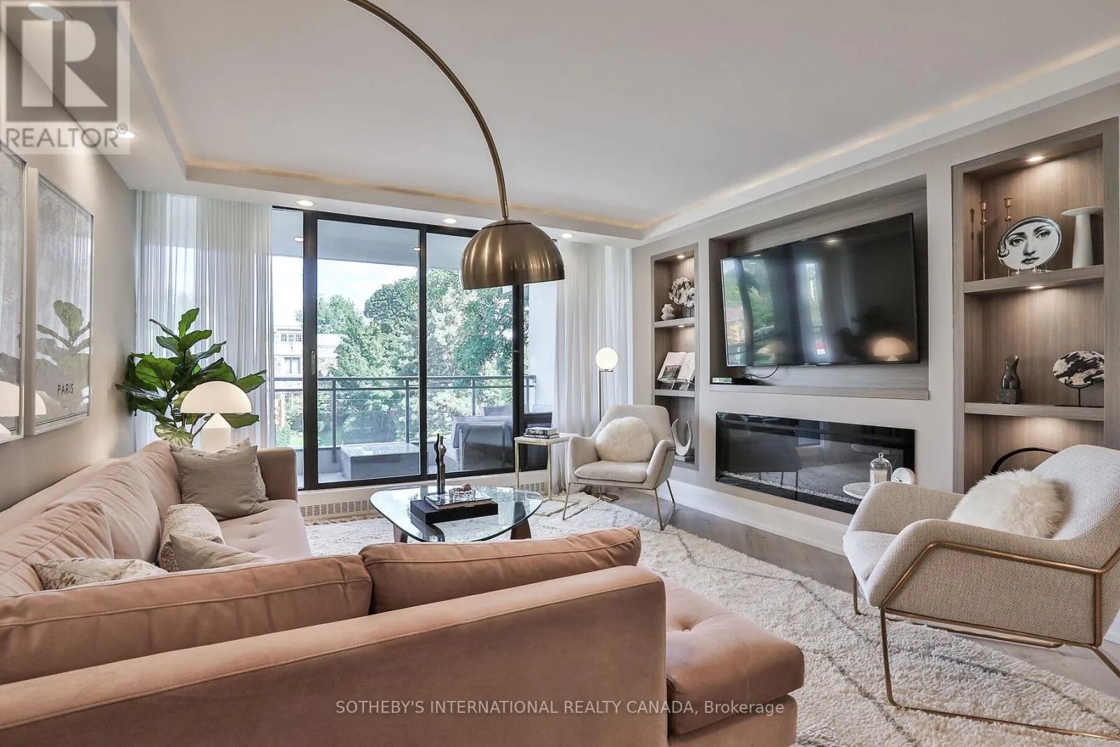 Apartment for rent: 301 - 235 St Clair Avenue W, Toronto, Ontario M4V 1R4