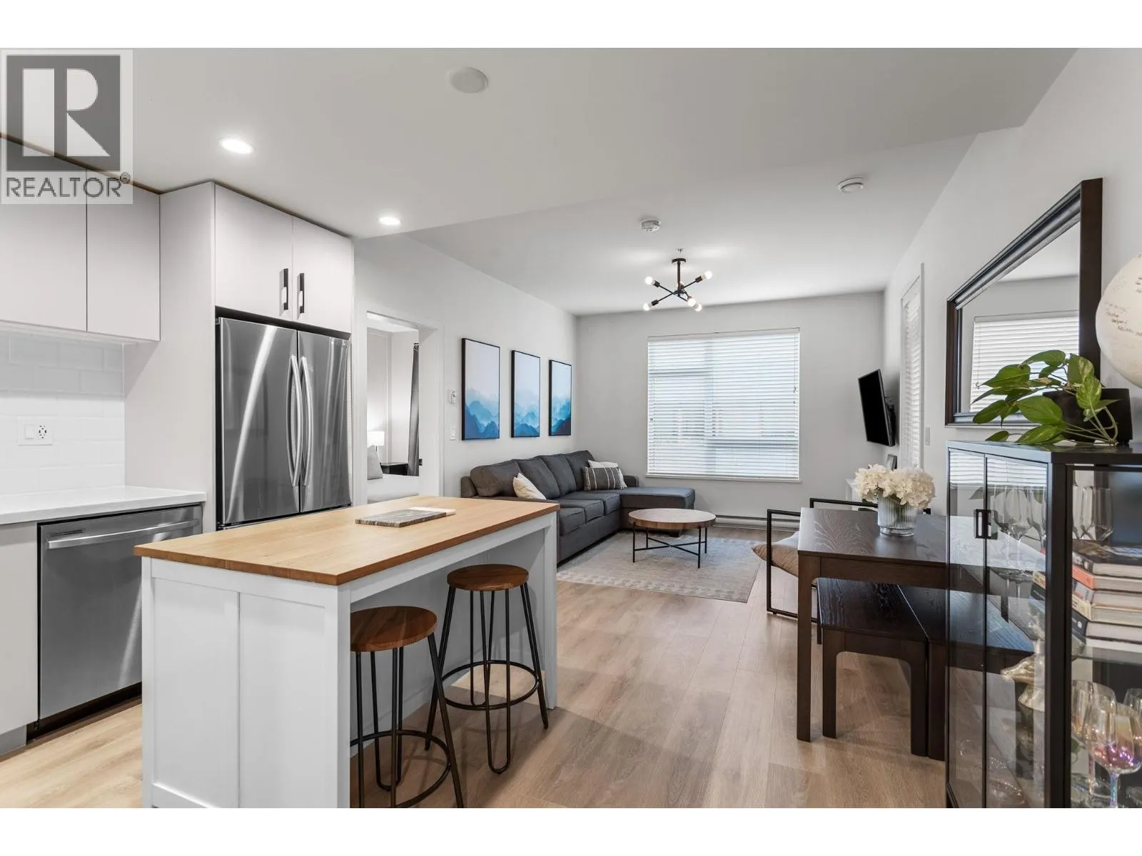 Apartment for rent: 301 3018 St George Street, Port Moody, British Columbia V3H 0L4