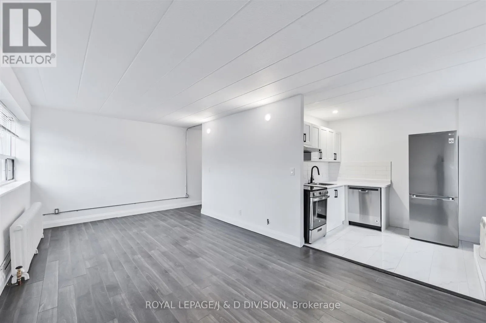 Apartment for rent: 301 - 325 Sammon Avenue, Toronto, Ontario M4J 2A1