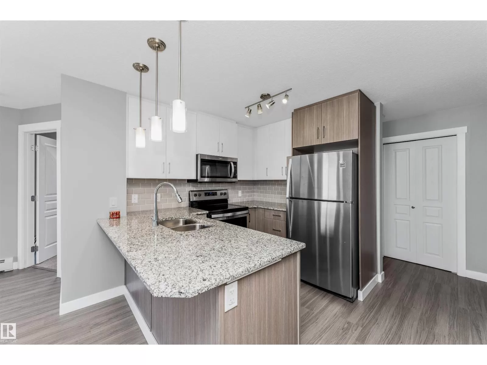 Apartment for rent: #301 3670 139 Av Nw, Edmonton, Alberta T5Y 3N5