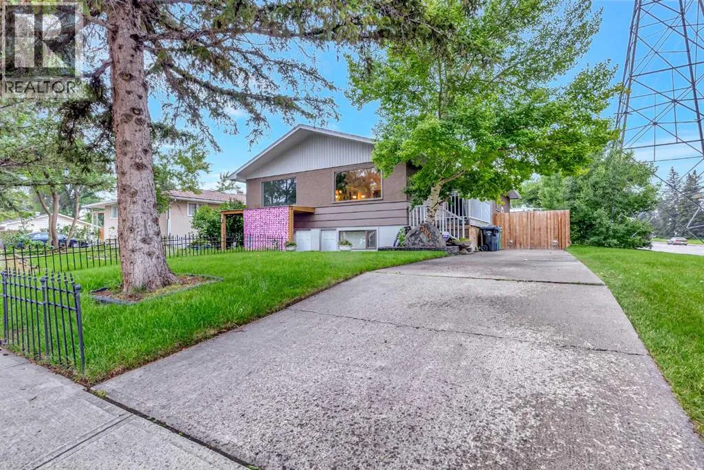 Duplex for rent: 301 38 Street Sw, Calgary, Alberta T3C 1S9