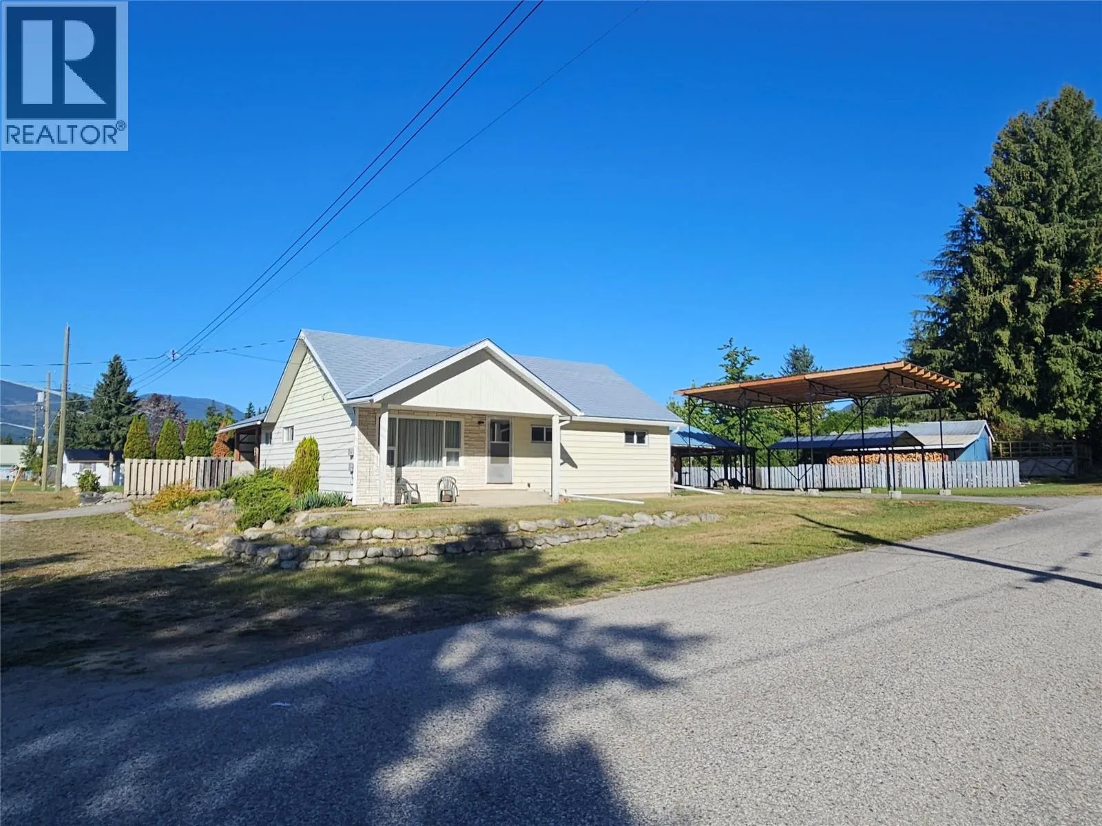 House for rent: 301 5th Street Nw, Nakusp, British Columbia V0G 1R0