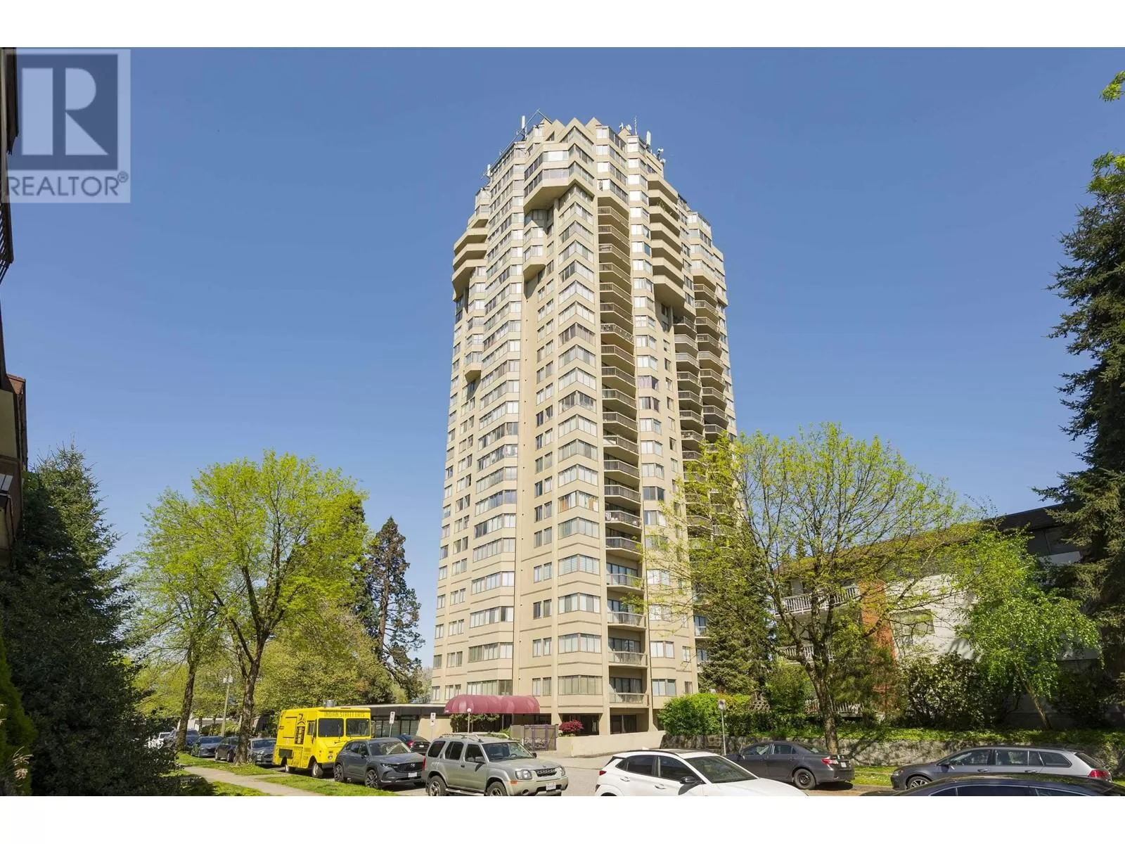 Apartment for rent: 301 6540 Burlington Avenue, Burnaby, British Columbia V5H 4G3