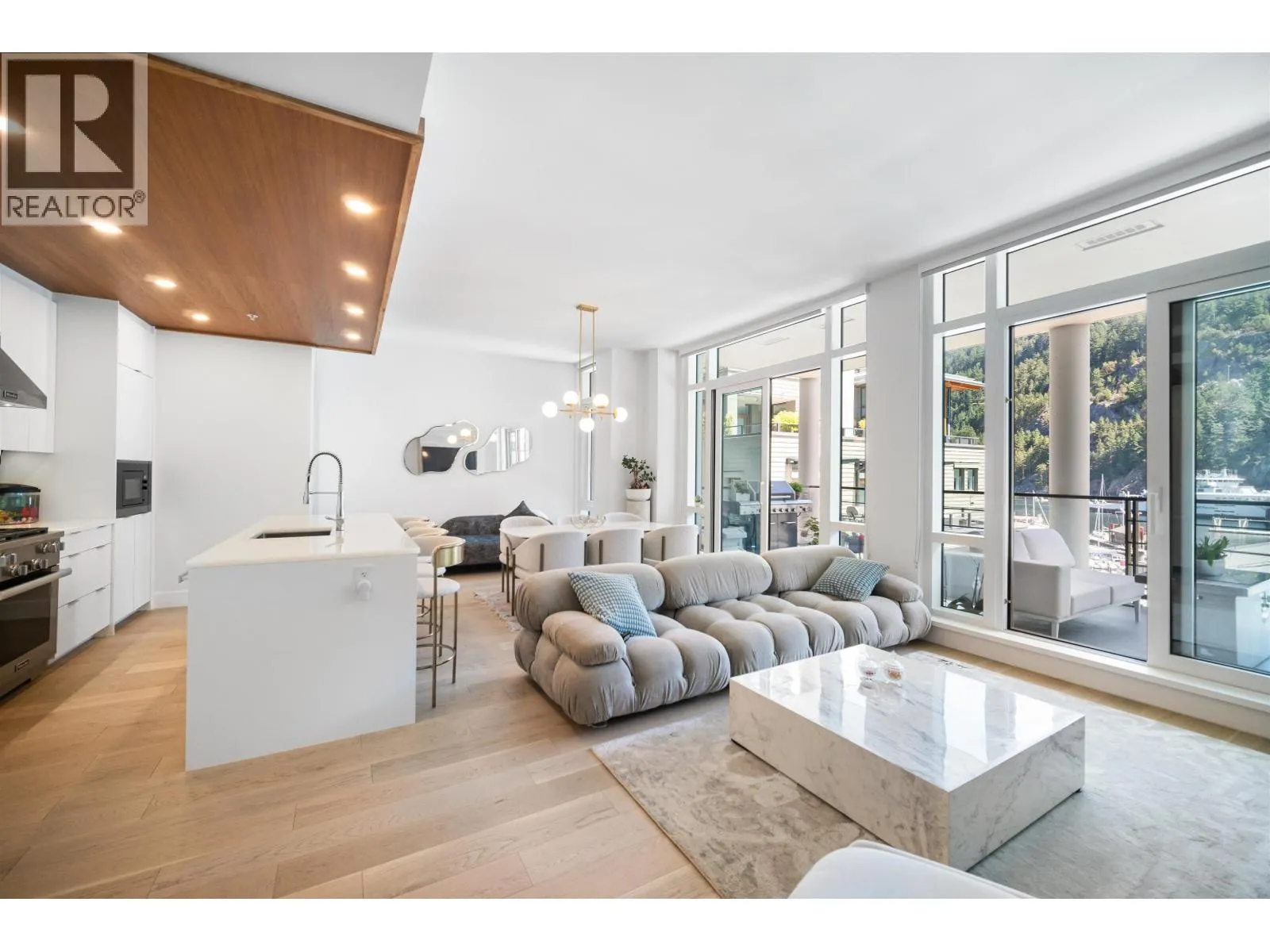 Apartment for rent: 301 6697 Nelson Avenue, West Vancouver, British Columbia V7W 2B2