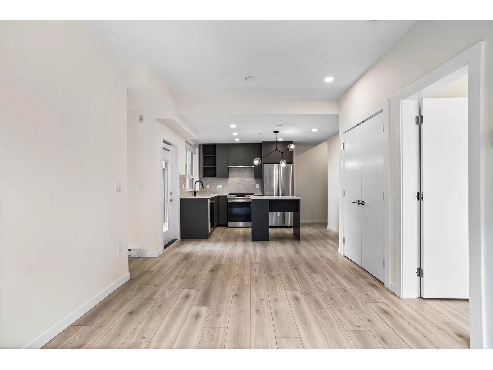 Apartment for rent: 301 7920 206 Street, Langley, British Columbia V3A 8S5